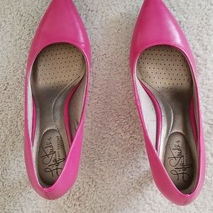Pink heels 1 1/2 inches like new.